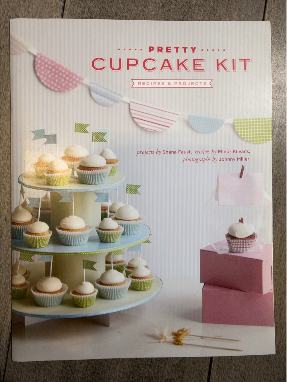 Pretty Cupcake Kit: Recipes & Projects by Shana Faust, Ellinor Klivans, and Phot